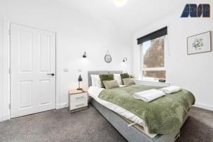 2 Bed Home with Parking Sleeps 4