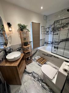 Stylish Interior Cosy Haven - On-Street Parking