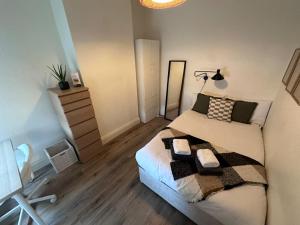 Stylish Interior Cosy Haven - On-Street Parking