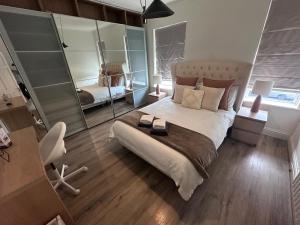 Stylish Interior Cosy Haven - On-Street Parking