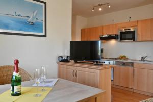 Ferienwohnung-12-fuer-6-Personen-strandnah-in-Sellin-auf-Ruegen-Villa-Celia-WLAN-SAUNA