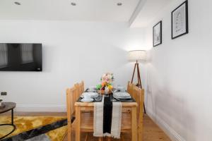 Stylish London Shoreditch Brick Lane Apartment Sleeps 4 with Balcony