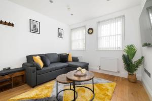 Stylish London Shoreditch Brick Lane Apartment Sleeps 4 with Balcony