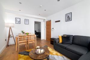 Stylish London Shoreditch Brick Lane Apartment Sleeps 4 with Balcony