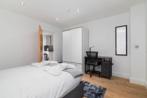 Stylish London Shoreditch Brick Lane Apartment Sleeps 4 with Balcony