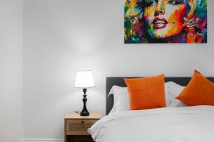 Stylish London Shoreditch Brick Lane Apartment Sleeps 4 with Balcony