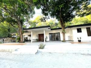 Secluded 4BD Beach Villa, Fast Wifi, Pet Friendly