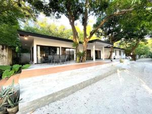 Secluded 4BD Beach Villa, Fast Wifi, Pet Friendly