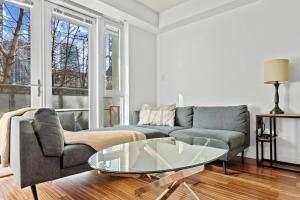 Stunning 2 Bedroom Duplex in YT sleeps 8 - 5 Min to Beach