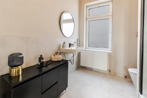 3 BR Apartment - ZENTRAL - GERÄUMIG - PARKHAUS - WIFI - KAFFEE - NETFLIX