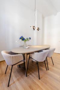 3 BR Apartment - ZENTRAL - GERÄUMIG - PARKHAUS - WIFI - KAFFEE - NETFLIX