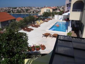 Pool side apartment with sea view and spacious sun deck a5
