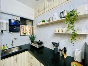 Dom Lucia 201 Quiet and Cozy 1 BHK Bandra Ocean Side WIFI