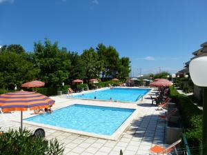 110 - Appartamento trilocale al piano terra al Residence Pineta di fronte alla piscina vicino al mare SPIAGGIA inclusa nel prezzo