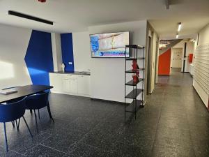 LIVE-INN PRAGUE COZY SUITE FOR 1-4 GUESTS, 20 Mins to center, Lift, Gym, Reception, Parking, Roof Terrace, Game & Party