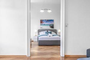 Stylish 2BR Retreat Steps from AKH & Volksoper