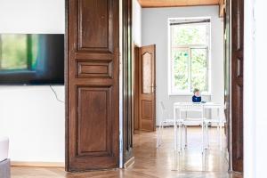 Stylish 2BR Retreat Steps from AKH & Volksoper