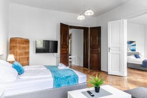 Stylish 2BR Retreat Steps from AKH & Volksoper