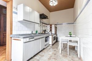 Stylish 2BR Retreat Steps from AKH & Volksoper