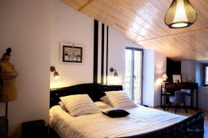 Maisons de vacances Casa Guillarmou - Evasion Enchantee avec Piscine Chauffee, Spa & Clim - Vue Exceptionnelle : photos des chambres