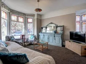 Pass the Keys Large beautiful 4 bedroom Victorian House - Urmston