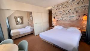 Hotels Hotel & Restaurant LE CENTRAL TROUVILLE : Chambre Quadruple Standard