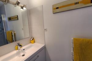 Appartements Apartment with balcony near the sea : photos des chambres