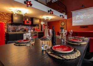 Privatize 3 lofts 300 m2 & games bar by LOFT URBAN