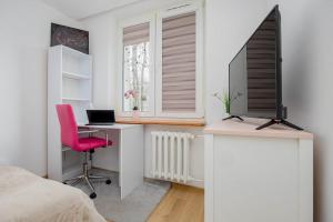 Cosy & Bright Apartment with Parking by Noclegi Renters