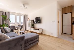 Wejhera Beige Chic Apartment by BookingHost