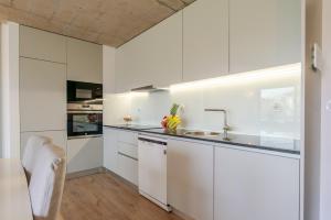 HostWise - Modern Flat w Balcony, Garage & Pool