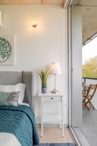 HostWise - Modern Flat w Balcony, Garage & Pool