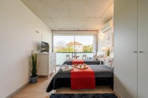 HostWise - Modern Flat w Balcony, Garage & Pool