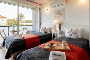 HostWise - Modern Flat w Balcony, Garage & Pool