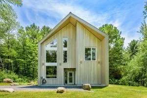 Upscale Modern Chalet Near Bromont, Hot Tub, Sauna, Sleeps 20 - Waterloo
