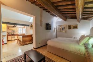 Orange Room with bathroom and Shared Terrace