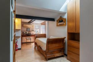 Orange Room with bathroom and Shared Terrace