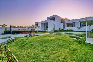 SaffronStays Sol Crest - 4BR twin villas by Mukane Dam, 2 infinity pools, lawns, gazebo bar, perfect for events