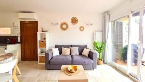 Bel appartement au calme avec terrasse aperçu mer, jardinet et piscine