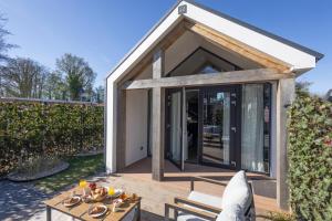 Tiny Wellness House in Heinkenszand with a private sauna, hottub, garden, airco, free wifi, boutique design and a luxury wellness experience