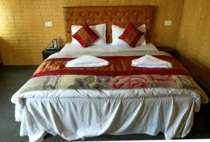 Pangong Sunrise Cottage - Man