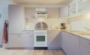 Spacious Basement Apartment with Mountain Views - Miðvágur