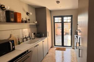 Thames Ditton Apt - Sleeps 6 - Garden & Bbq