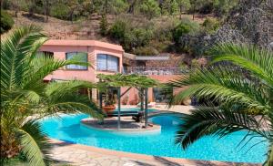 Maisons de vacances Maison vue mer avec piscine sur la Cote d-Azur : photos des chambres