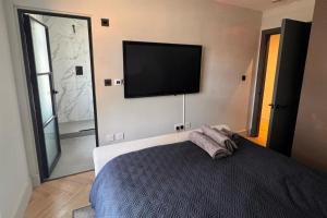 Thames Ditton Apt - Sleeps 6 - Garden & Bbq