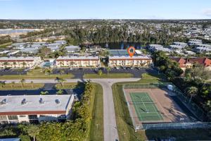 Immaculate condo near beach with lanai and pool also tennis