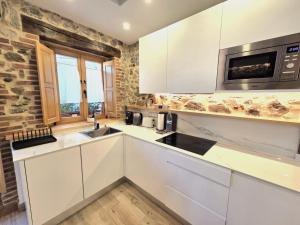 El Patio de Vespasiano-Calera- vistas a la iglesia junto al puerto