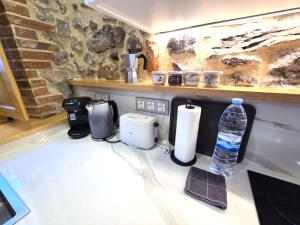 El Patio de Vespasiano-Calera- vistas a la iglesia junto al puerto