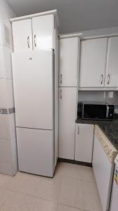 Apartamento en primera línea de playa con solarium, gran terraza acristalada y 2 piscinas