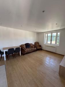 T2 Rénové St-Priest centre avec Parking Privé